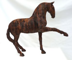 Skulptur nr 516.  33 cm høj.  Materialer bla : “kold porcelæn” (proff. kvalitet ægte selvhærdende ler) , oxideret jernpulver.   pris: 2900 kr