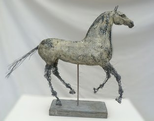 Skulptur 916  40 cm høj Materialer bla : “kold porcelæn” (proff. kvalitet ægte selvhærdende ler), lak, jern, beton.   Solgt