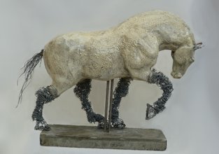 Skulptur nr 117  35 cm høj.  Materialer bla : “kold porcelæn” (proff. kvalitet ægte selvhærdende ler), lak, jern, beton.   Pris: 3800 kr